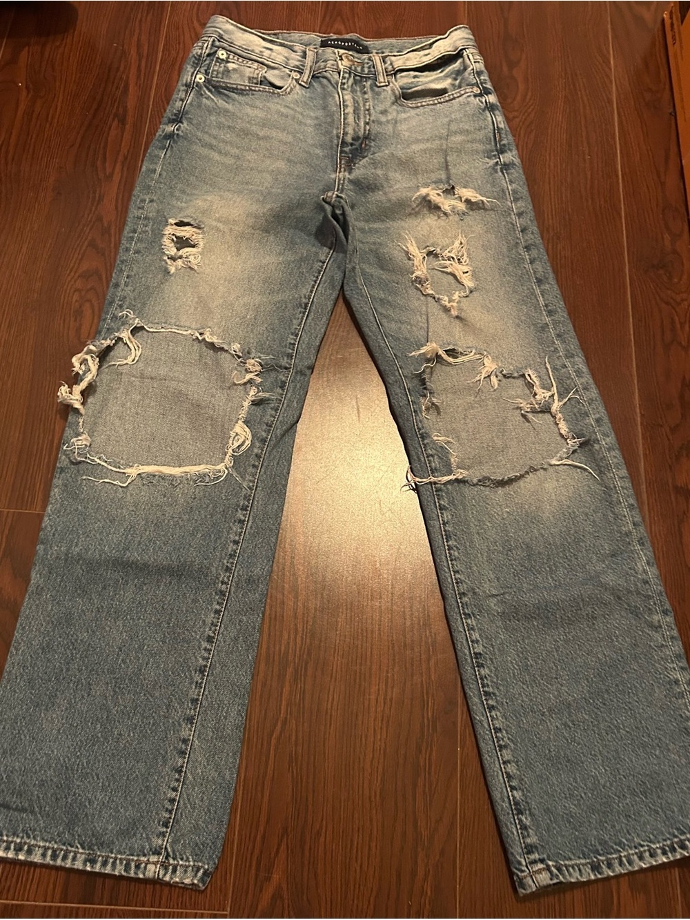 Women’s distressed low rise skater Jean